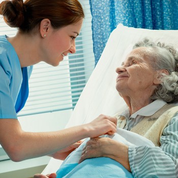 dt_141224_elderly_patient_nurse_800x600